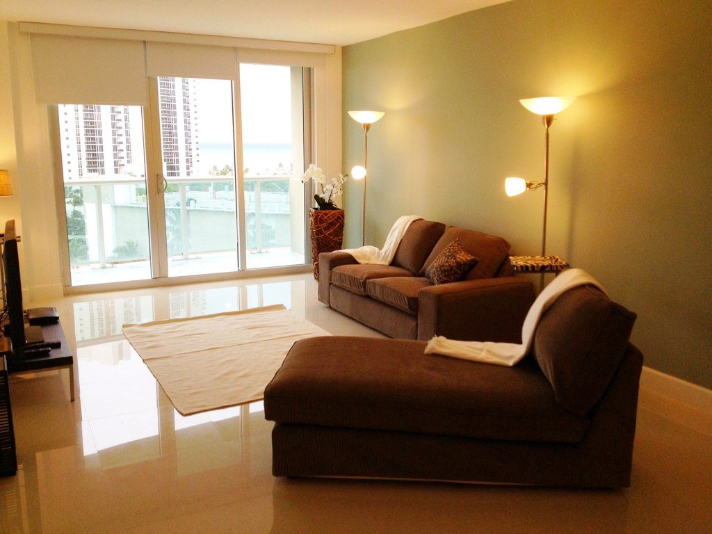 Home remodeling Miami – living room with tile flooring