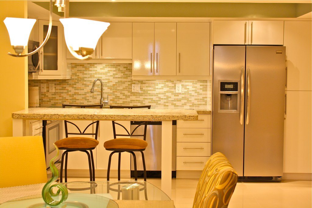 Kitchen remodeling Broward County – open-plan kitchen with island