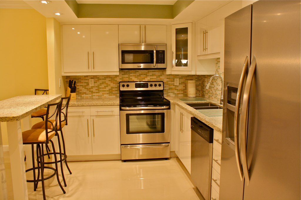 Open plan kitchen renovation Miami – breakfast bar and modern finishes
