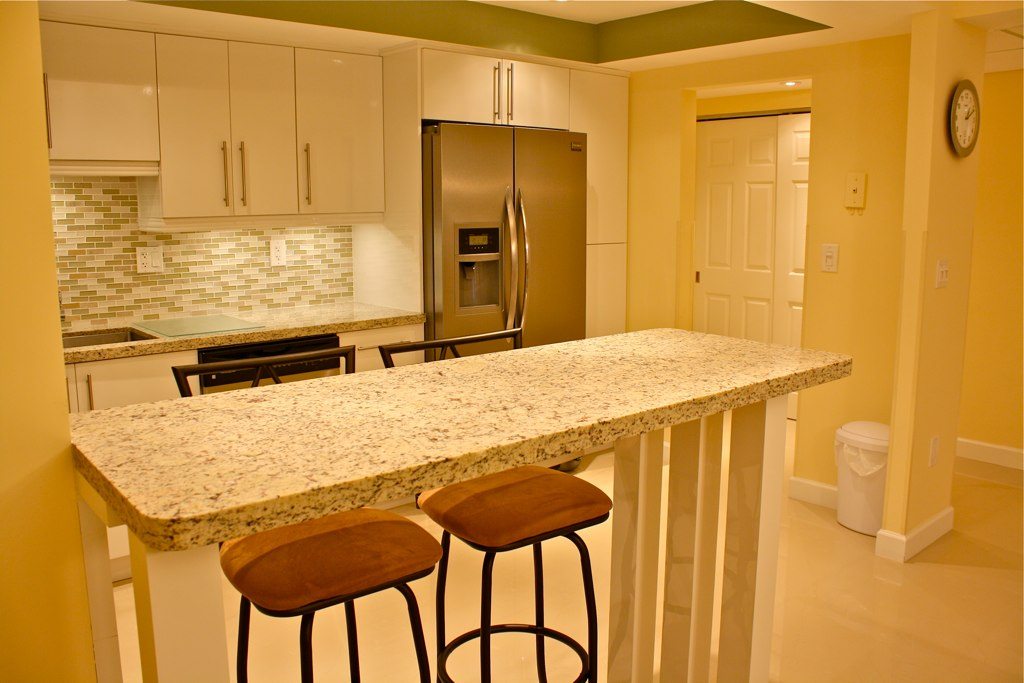 Kitchen renovation Pembroke Pines – granite countertops and modern cabinetry